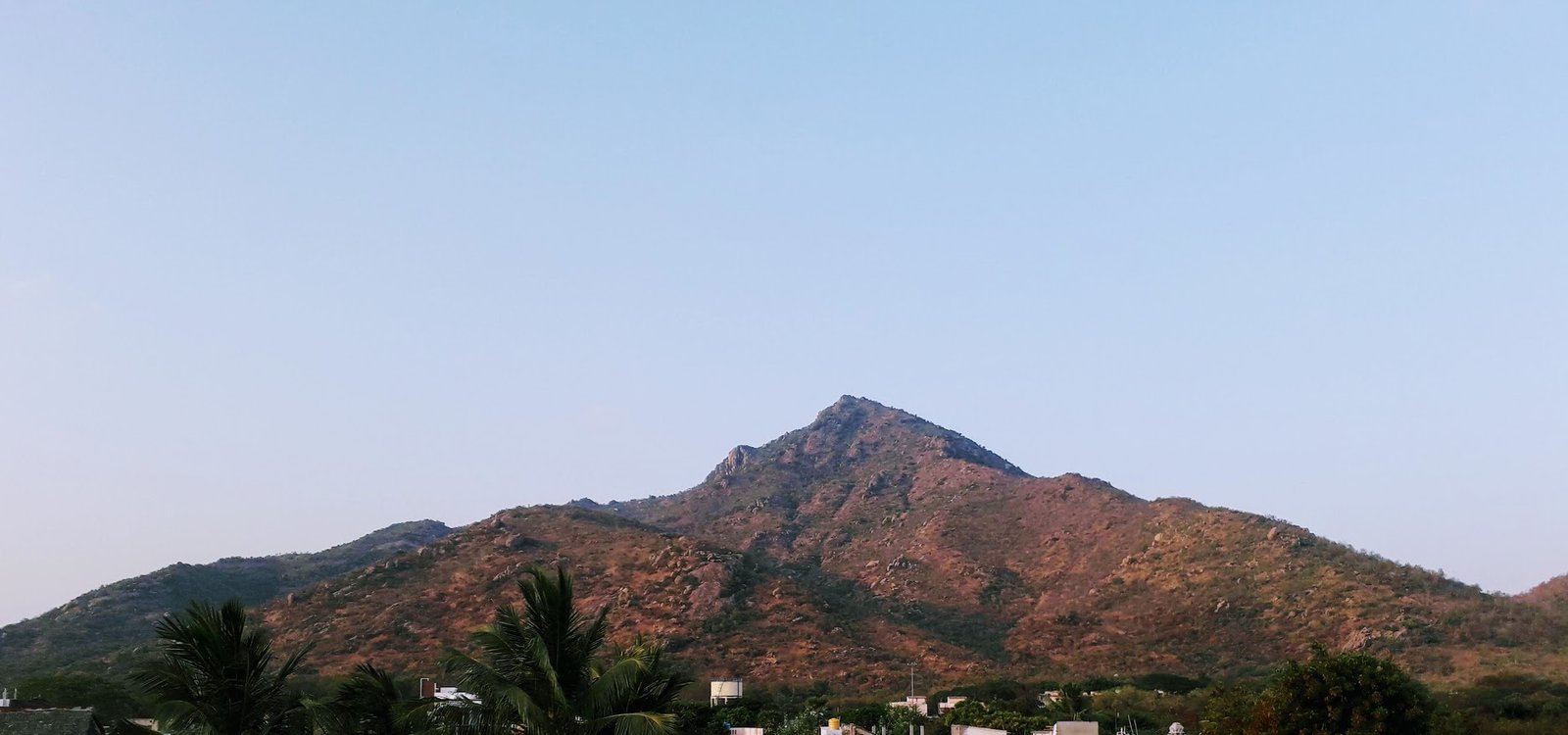 le mont arunachala, montagne sacrée à tiruvannamalai