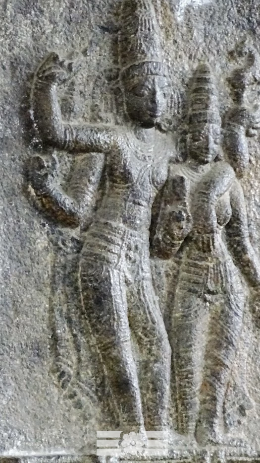 Sculpture en pierre de Shiva et Parvati debout, photographiée au temple d'Ekambareshwara à Kanchipuram, Tamil Nadu, Inde.